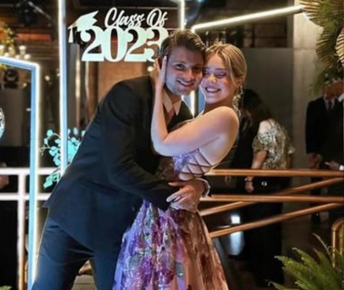 Chica hace casting para encontrar novio antes de su graduación y termina enamorada