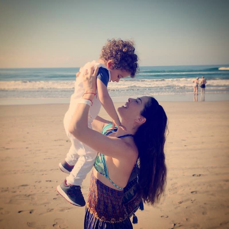 Sin embargo, a través de Instagram y Twitter, la intérprete ha ido detallando cómo fue su regresó a México, tras estar varada en España, precisando que se encontraba en aislamiento y lejos de su esposo e hijo.