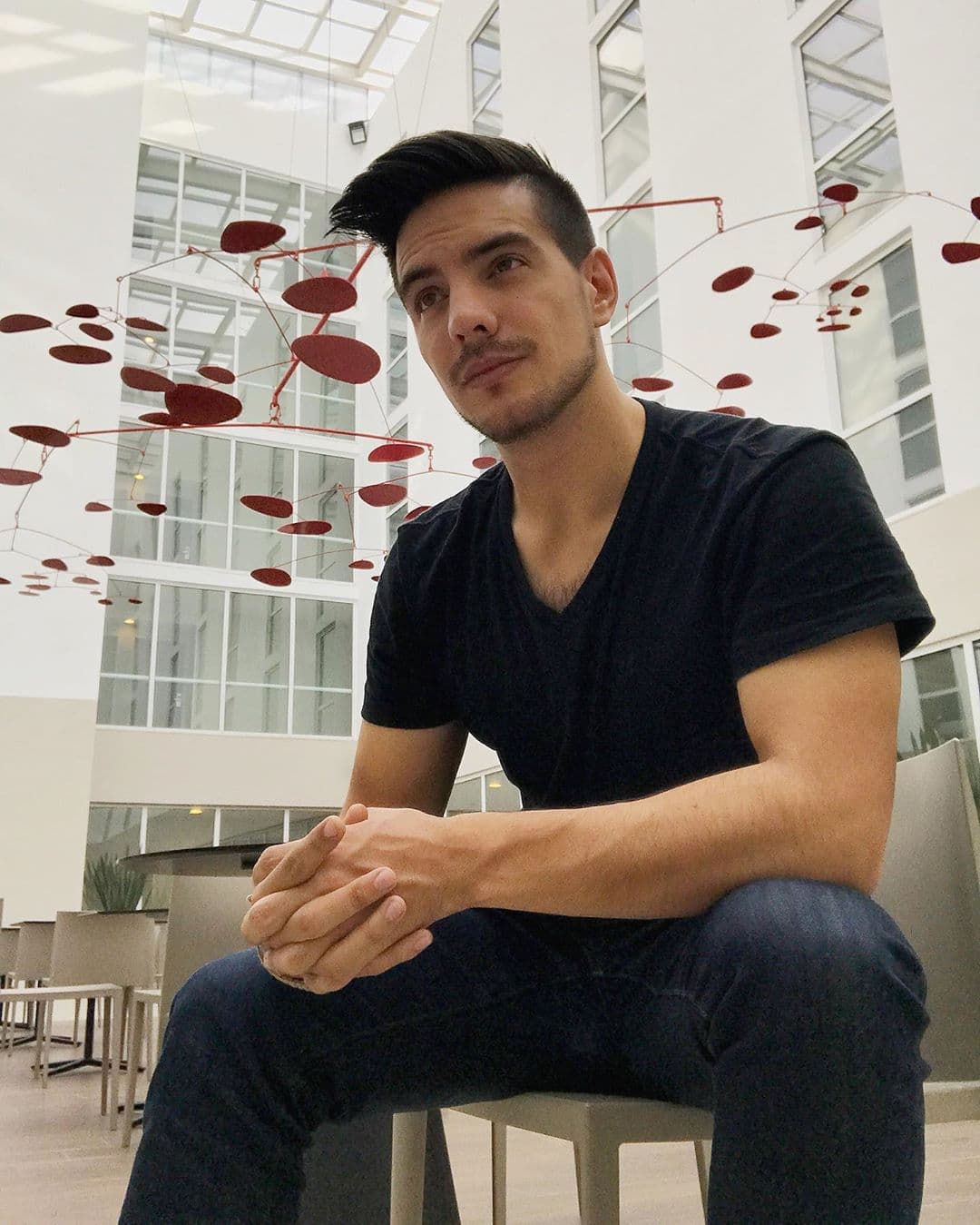 Pese a la importante fecha, el actor destacó que no podrá celebrar como de costumbre, ya que se encuentra trabajando. “Ya estuvo chavos, van a celebra por mí porque me toca trabajar. Así que manden sus festejos más creativos y los pongo”, expresó.