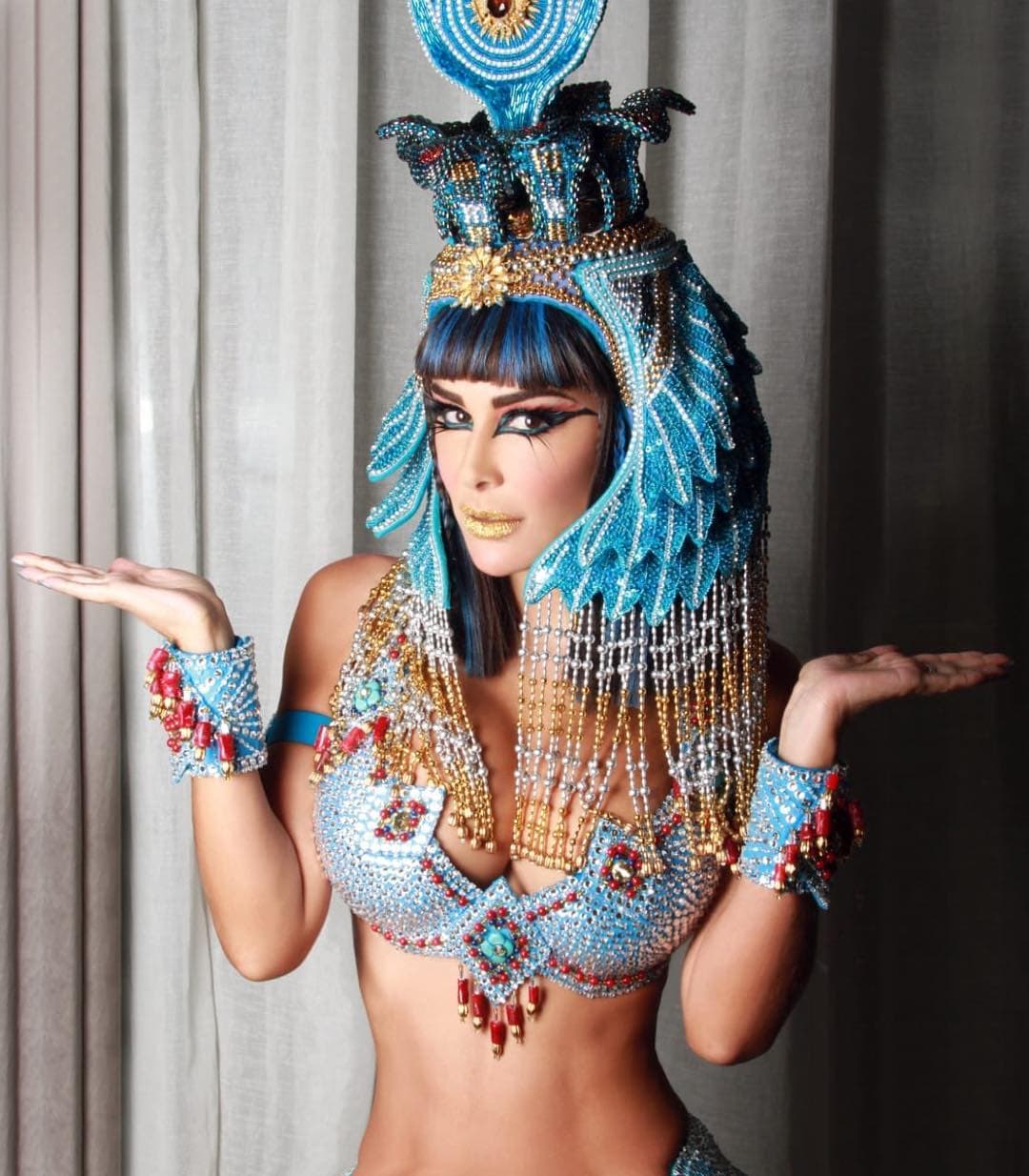 Ninel Conde luce su sensual figura con un traje de Cleopatra