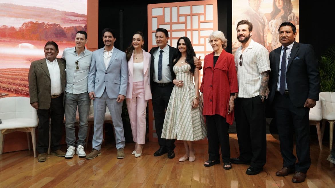 Todo el equipo presente se tomó la fotografia del recuerdo para enmarcar el momento