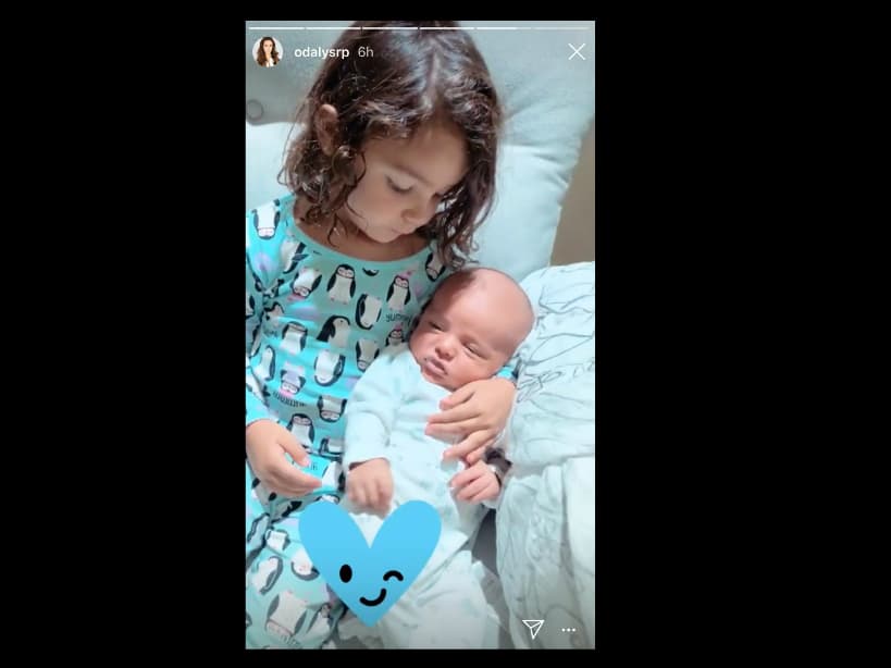 Para continuar con la celebración del primer mes de Rocco, Odalys añadió otra foto en sus historias de Instagram, la cual mostraba a Gia, su hija mayor, cargando a su hermanito.