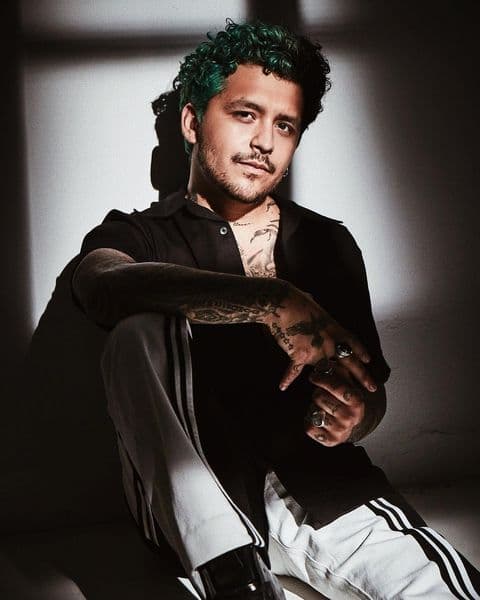 La nueva imagen del cantante ha desatado intriga.