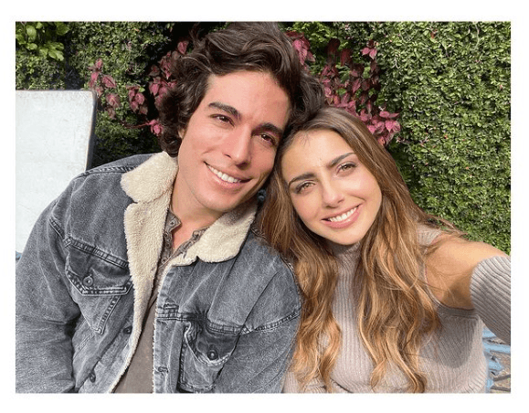 "Con toda la tristeza del mundo pero sabiendo que lo bailado nadie nos lo quita, queremos contarles que hemos decidido terminar nuestra linda relación. Hoy nos queremos más que nunca; tuvimos mucho aprendizaje juntos y les agradecemos a ustedes todas la muestras de cariño para nuestra relación. No se preocupen que solo termina la relación romántica pero jamás nuestra amistad y gran compañerismo seguimos muy contentos de estar trabajando juntos en QUERERLO TODO", escribieron ambos en sus respectivos perfiles.