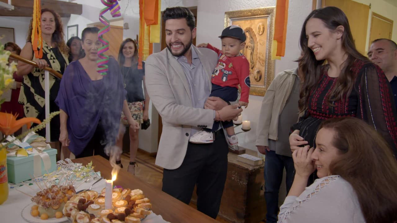 Aníbal quiere ser parte de esta nueva vida de Sol como mamá y sopresivamente ella se embaraza tiempo después.