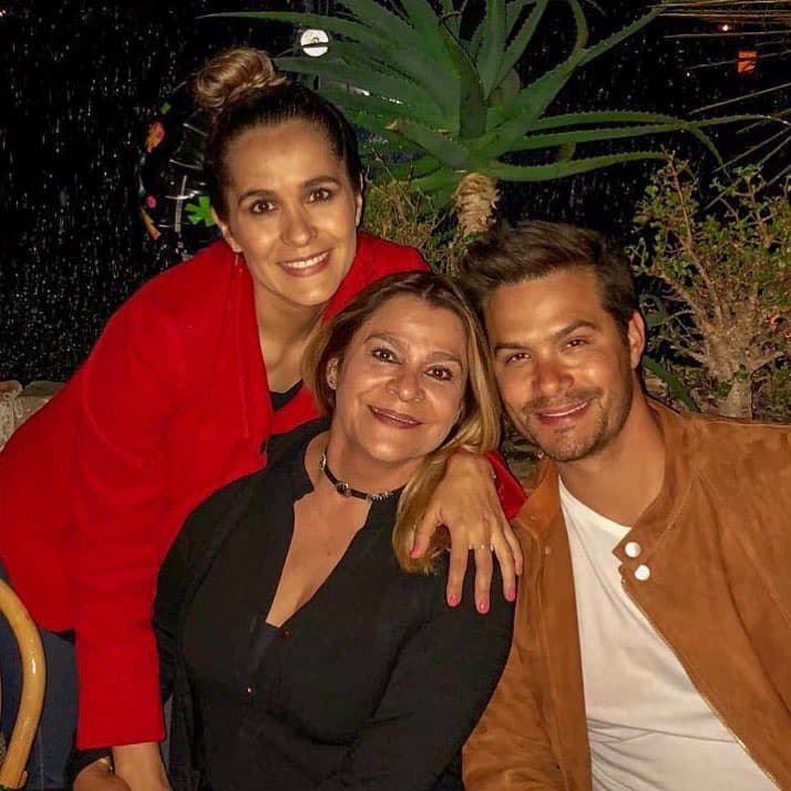 “Lo dice muy bien mi papá, mi hermana y yo tenemos que ser las personas más neutrales, los amamos (…) No estaba enterado y la verdad es que estoy muy bien porque los conozco y sé el matrimonio que tienen (…) “(Mi mamá) no sabía (…) Pero lo que yo sé es que mi mamá está bien y mi papá está bien (…) Hay amor (…) Somos una familia perfectamente disfuncional funcional, entonces, nos amamos mucho y si así lo deciden (adelante). Es una extraordinaria mamá y es un extraordinario papá”, sentenció.