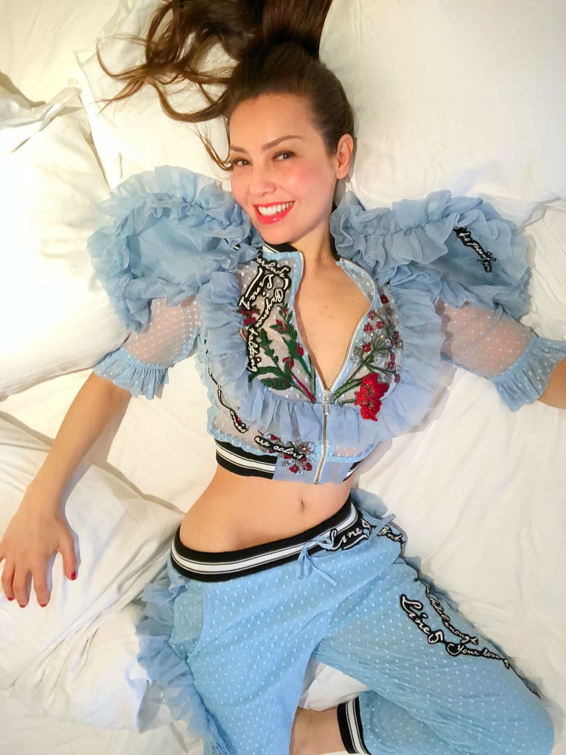 Thalía desata rumores de cirugía plástica con peculiares fotos