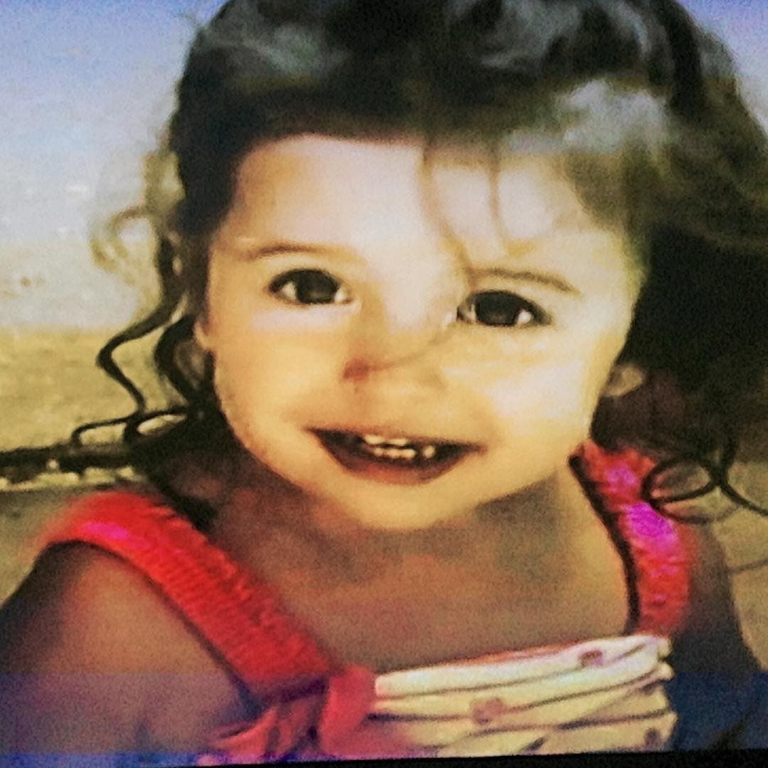 Christan Serratos nació el 21 de septiembre de 1990 en Pasadena, California.