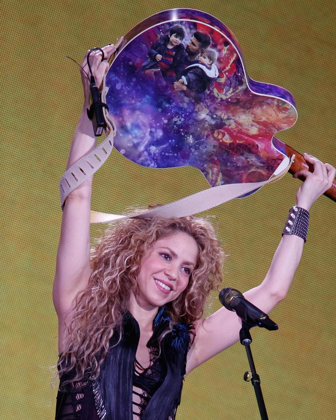 Shakira lleva en su guitarra la imagen de sus hijos y su adorado esposo Gerard Piqué.