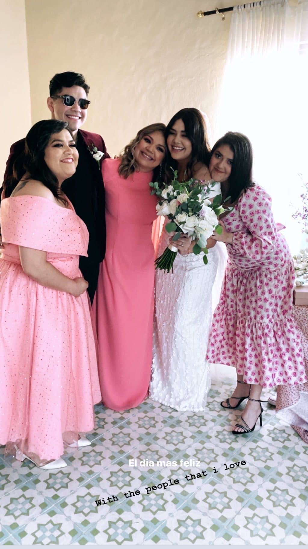 “El día más feliz con las personas que más amo”, precisó la intérprete de ‘Amigos no por favor’ como descripción de una imagen en la que aparece muy sonriente junto a su mamá y sus hermanos.