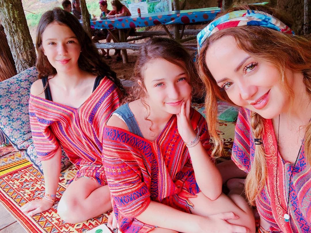 Hijas de Andrea Legarreta reaccionan ante supuesta infidelidad de su mamá