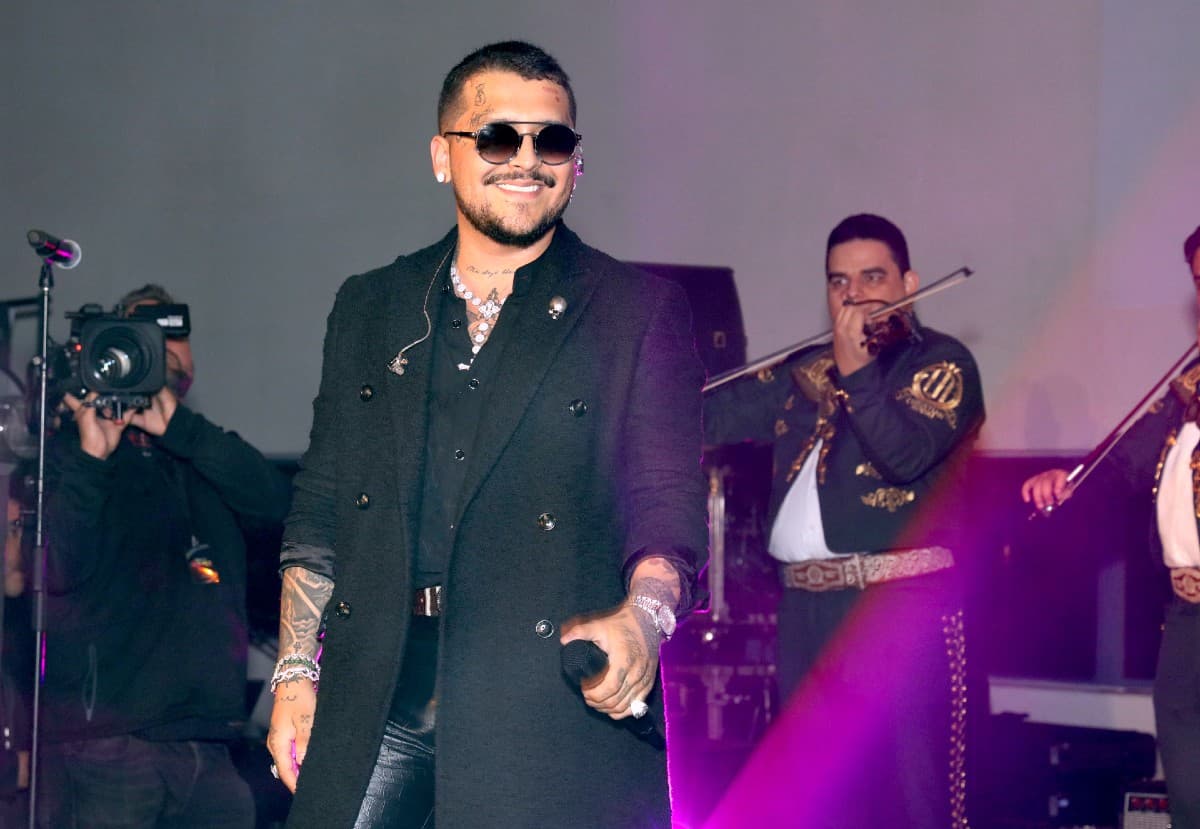 Christian Nodal y su lujosa vida: de su reloj de diamantes hasta su colección de autos