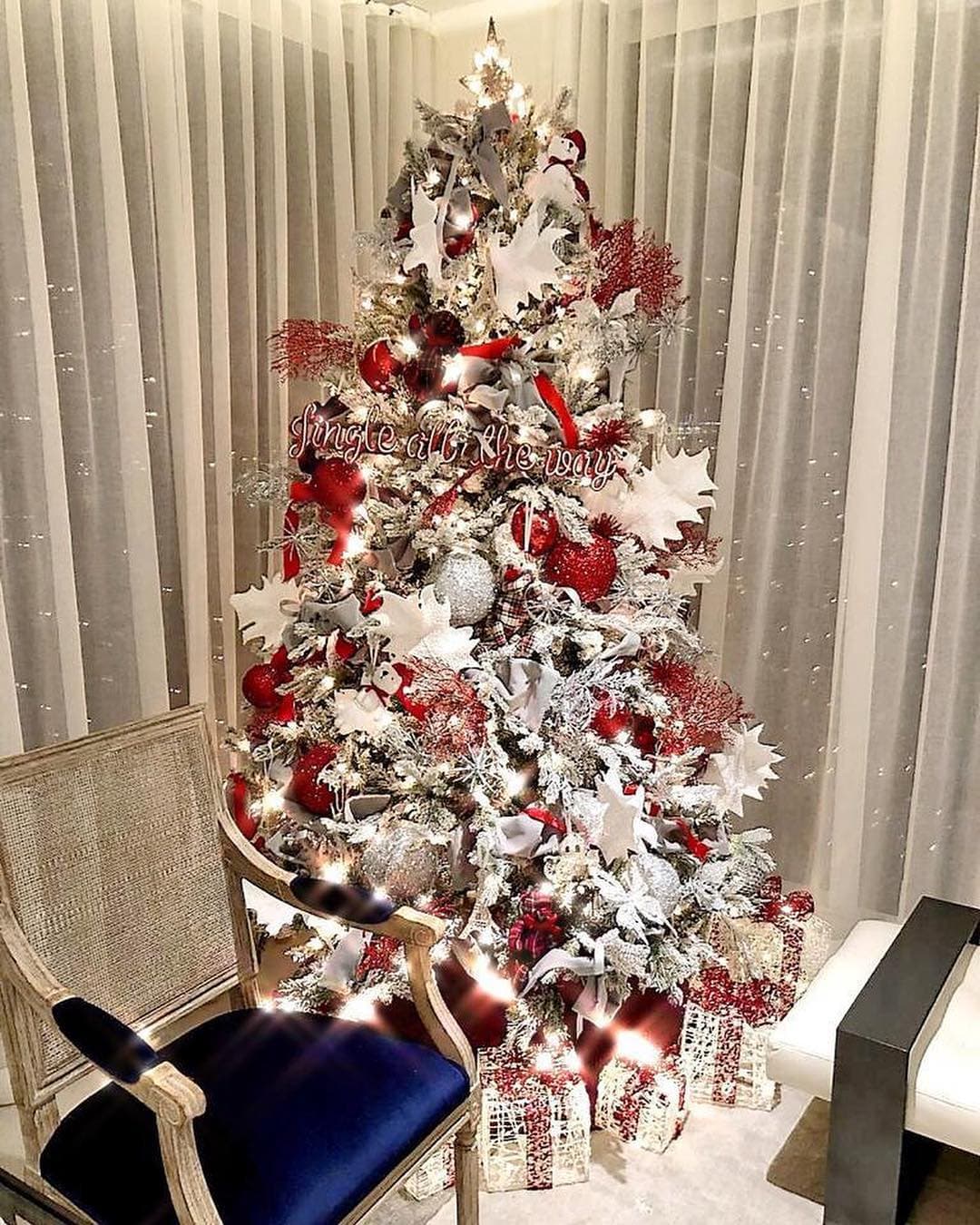 Jacqueline Bracamontes deslumbró al presumir el árbol que adorna su casa de Miami