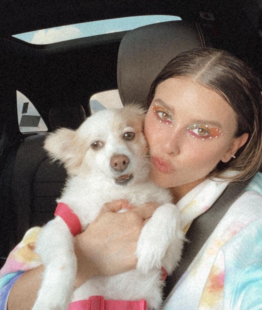 Paulina Goto - "Milanesa" como suele decirle de cariño la actriz a 'Mila', su perrita, es su fiel compañera de vida. Es común ver a la actriz y a su can viajando a la playa, a las montañas o a cualquier lugar al que Pau tenga que ir a vacacionar o trabajar.