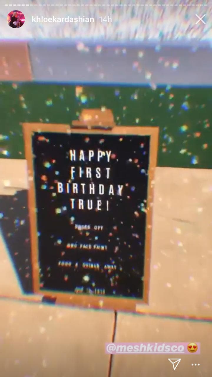 A través de sus redes sociales, Khloé Kardashian compartió una serie de fotos y videos de la primera fiesta de cumpleaños de su hija, en la que no escatimó en gastos.