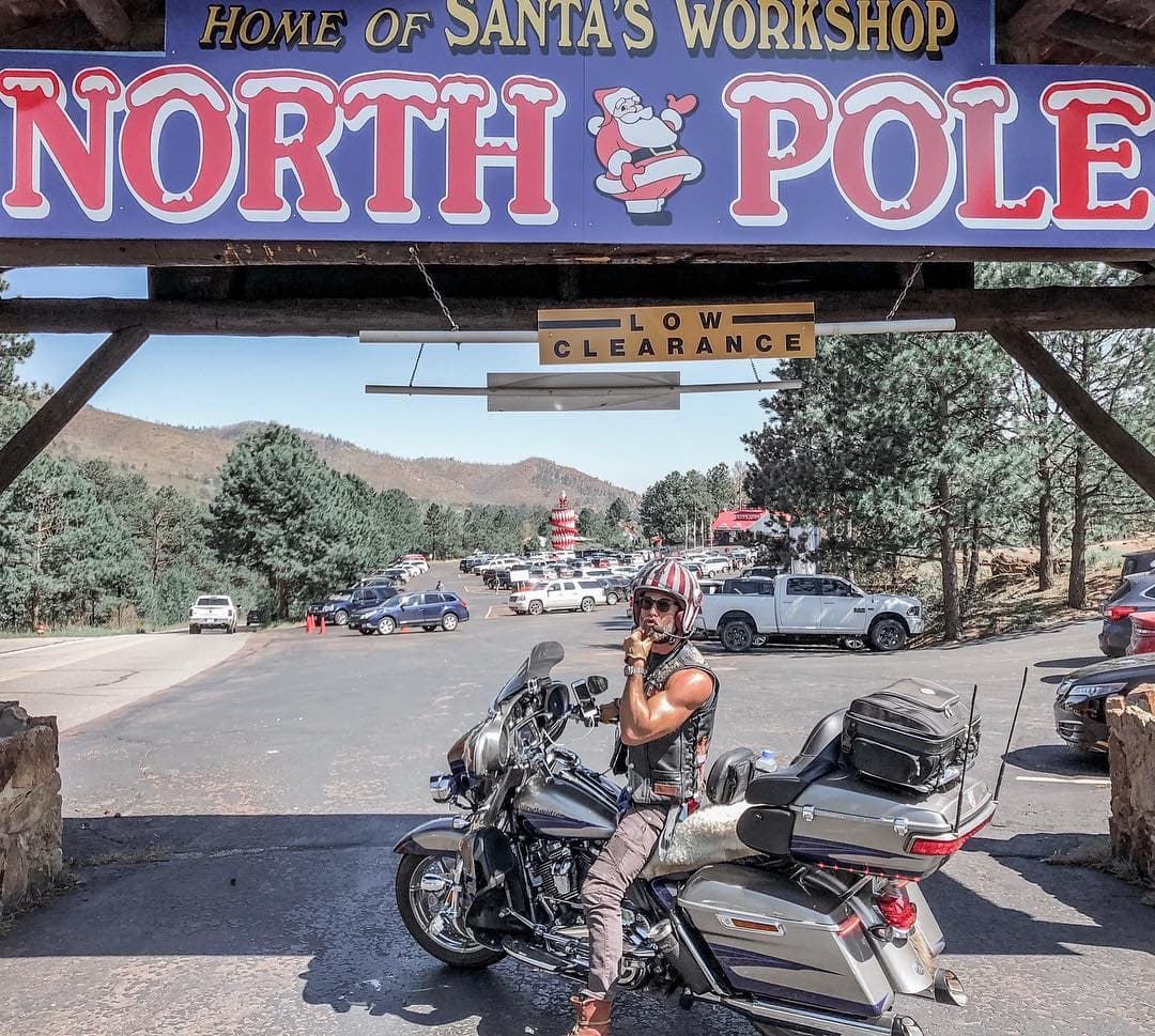 El actor recorre parte de Estados Unidos en motocicleta