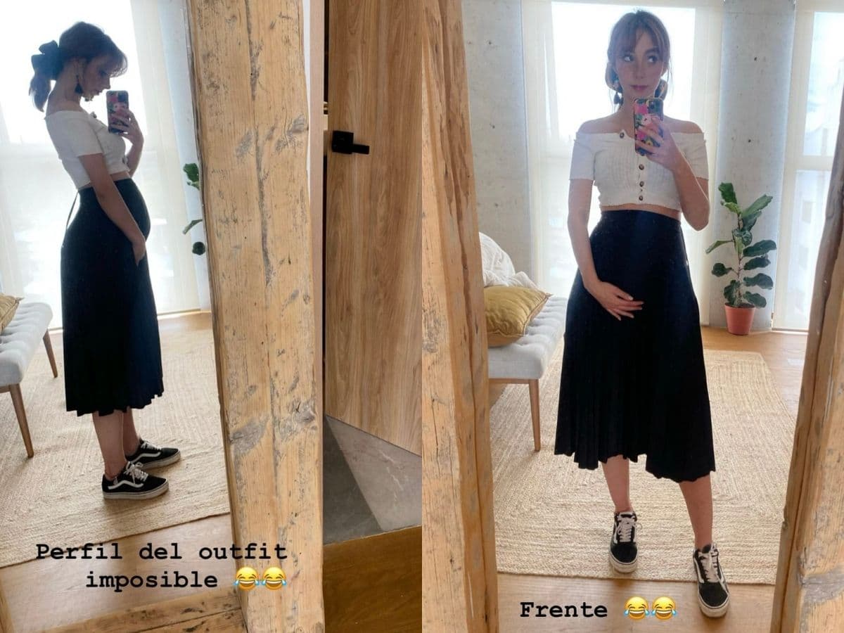 Otro de sus outfits que se volvieron virales fue cuando lució un crop top blanco con una falda plisada en color negro, prendas que combinó con sus típicos y cómodos tenis.