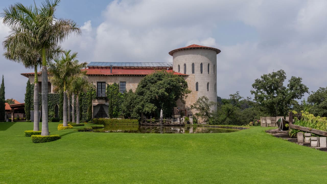La mansión cuenta con amplios jardines y un paisaje espectacular