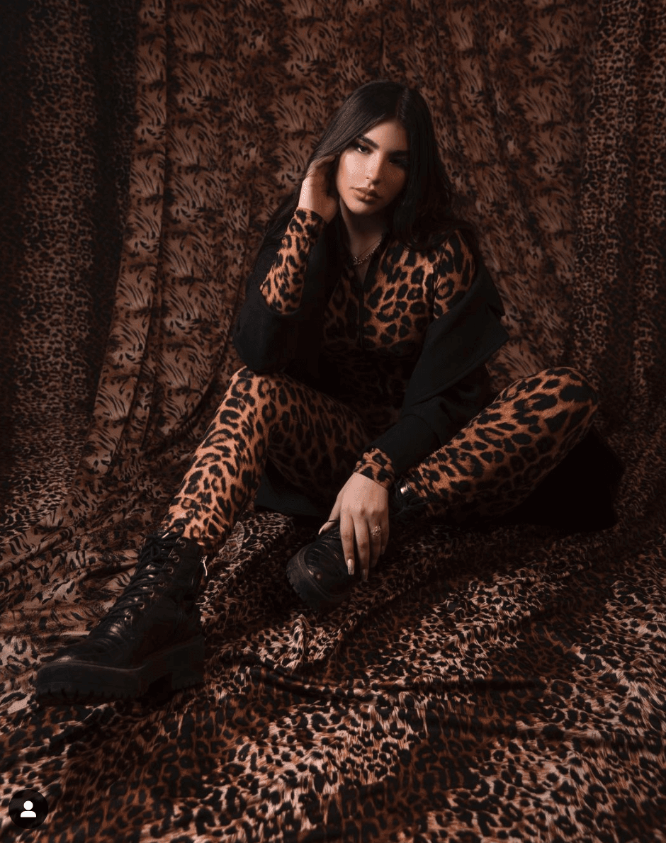 Aunque Stefanny no se dedica al modelaje de manera profesional, su belleza ha logrado impactar a sus seguidores, tal como sucedió el pasado 6 de diciembre, cuando posó con un atuendo animal print.