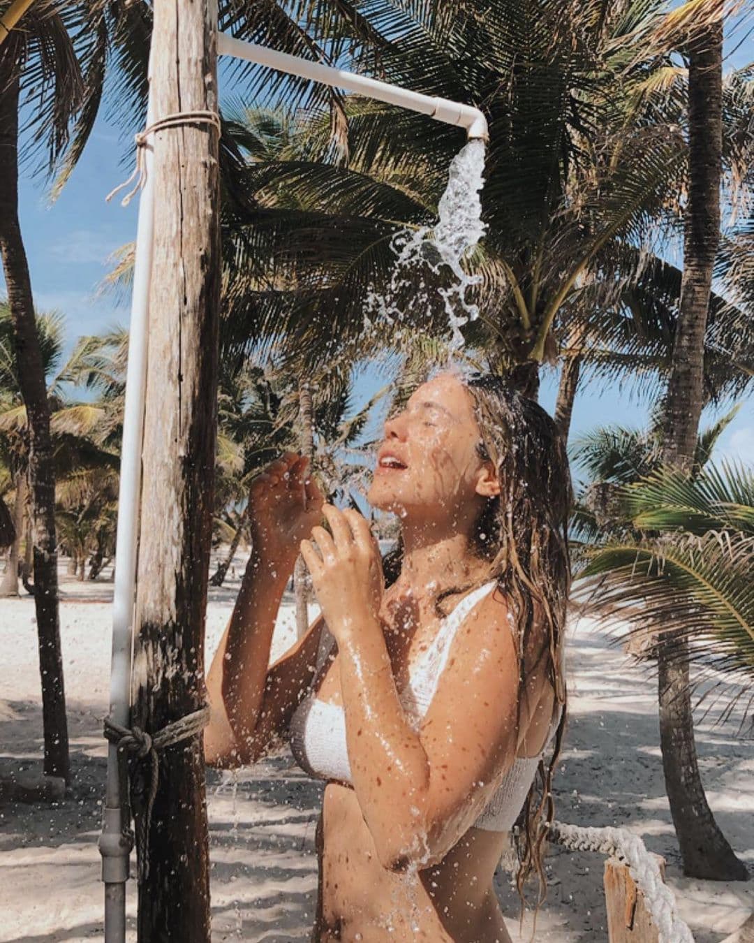 Camila Sodi dejó ver que está disfrutando de unos días de descanso junto a sus hijos, Jerónimo y Fiona, en playas del caribe mexicano, donde deslumbró con su belleza al lucir un diminuto bikini.
