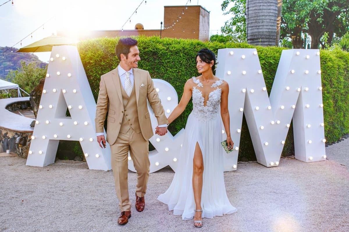En 2016, Aislinn Derbez contrajo nupcias con Mauricio Ochmann; durante el enlace que se realizó en Tepoztlán, Morelos, la actriz lució tres conjuntos del diseñador Benito Santos.