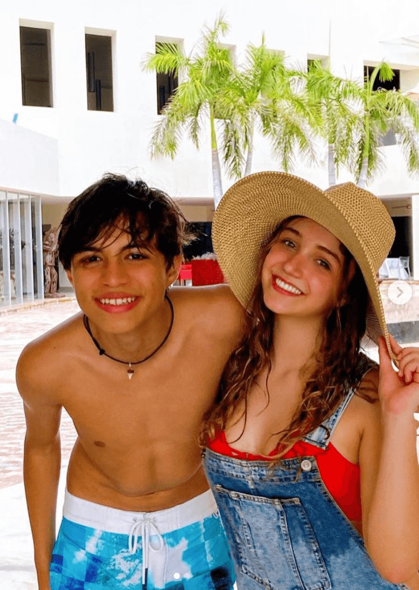 Hace unos días, Nina publicó dos fotografías con su compañero del melodrama. “Faby y Edy en la playa #teacuerdasdemi”.
<br>
<br>Andrea Legarreta le comentó: “Ayyy son tan lindos, los amo”, Erik le respondió con emojis ojos con corazón mientras que Mia, su hermana mayor, dijo: “Son lo mejor”.