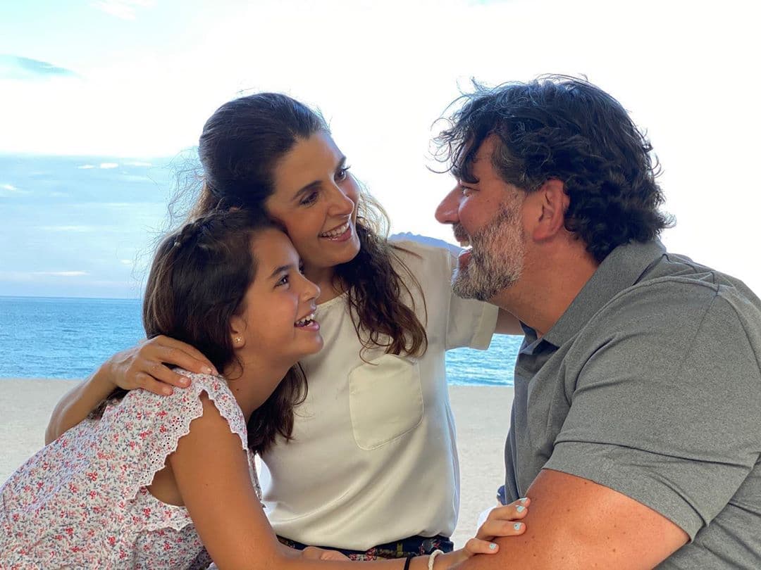 Pese a que no cuenta con un perfil de Instagram, como sus hermanos mayores, Julia es conocida en redes sociales gracias a las múltiples publicaciones que sus famosos padres hacen de ella, en las que resaltan el gran amor que le tienen.