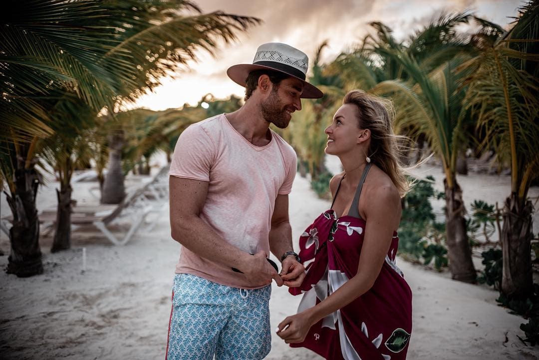 Sebastián Rulli presume la habilidad de Angelique Boyer para quitarle la ropa: “suertuda”