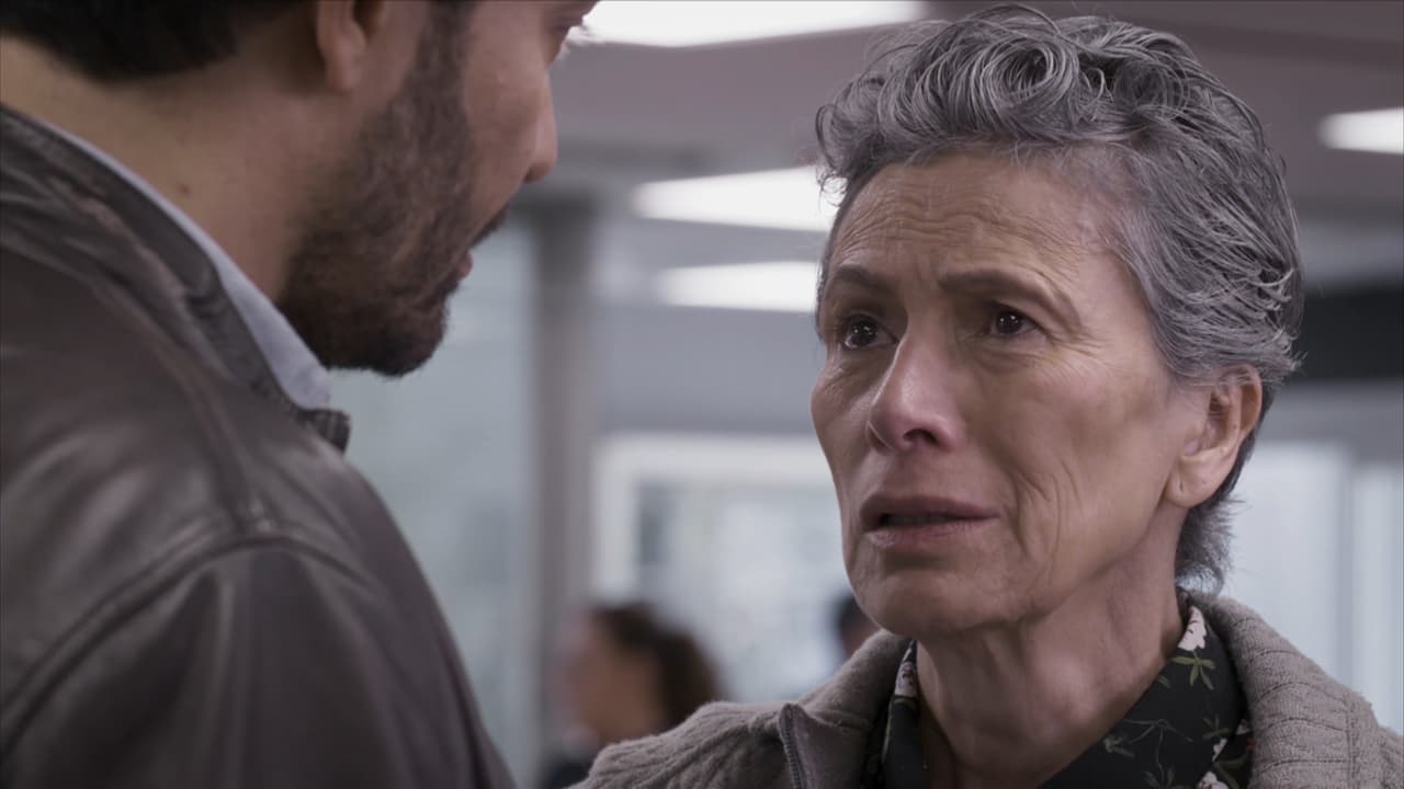 'Sara' le dice a 'Leonardo' que 'José Luis' le confesó que él no mató a 'Augusto' y a 'Julia'. 'Leonardo' duda, pero ella cree en las palabras de su hijo.