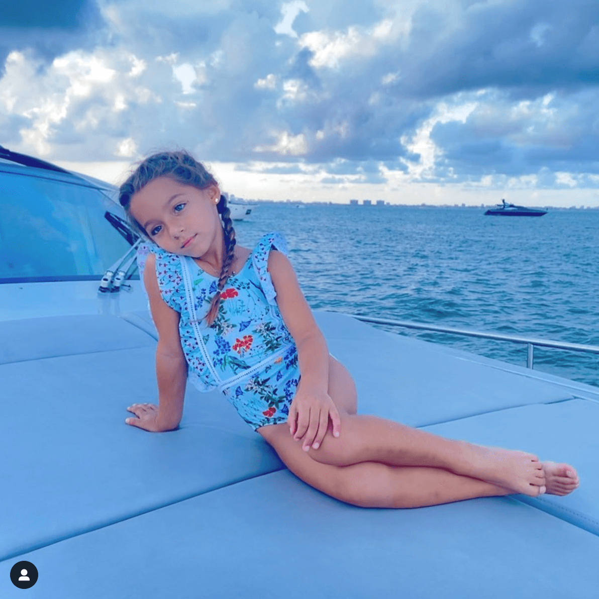 Sin embargo, lo que más llamó la atención fue que algunos internautas confundieron a su hermana, quien reside en España, con su hija Alaïa, mientras que otros señalaron que todos los rasgos físicos los había heredado de él.