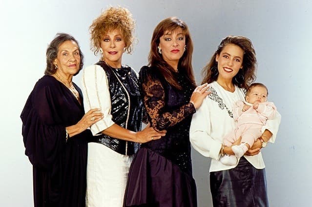 Y es que, como parte del seguimiento que la producción está dando al acercamiento que el intérprete tuvo con Michelle Salas, hija que tuvo con Stephanie Salas, Alejandra Guzmán, Sylvia Pasquel y la matriarca, doña Silvia Pinal, hicieron una breve aparición, ficticia, en la serie durante la representación que se hizo de uno de los cumpleaños de la entoces pequeña Michelle.