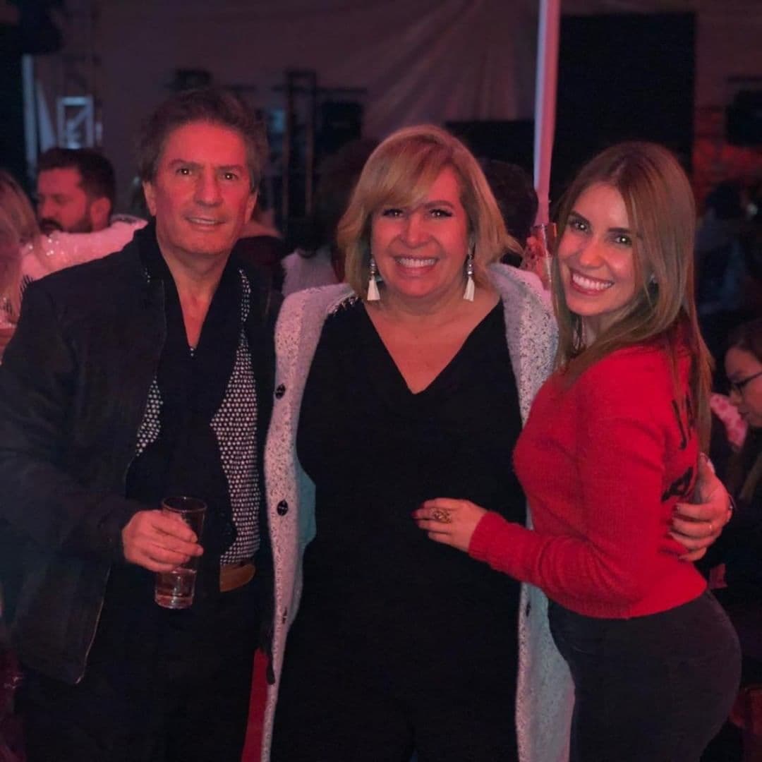 Aunque su papá ha aparecido en sus redes sociales e incluso en diversas ocasiones posó junto a la productora del programa Hoy, con quien conservó una gran amistad hasta el día de su muerte; pocos conocen la familia paterna de la conductora.