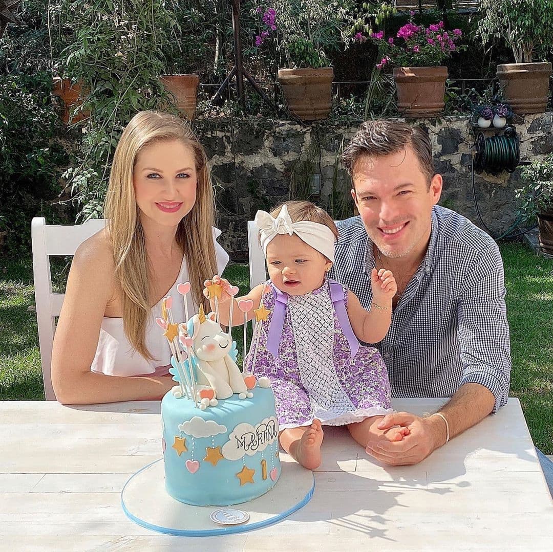 Mediante varias historias en su cuenta oficial de Instagram, la actriz reveló que todo sucedió cuando su esposo Rodrigo se distrajo mientras le cambiaba el pañal a la pequeña.