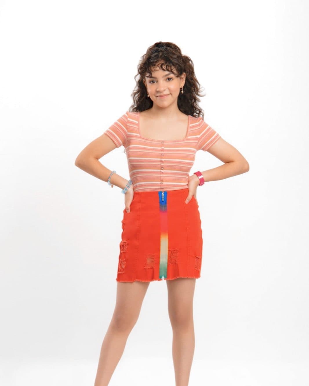 María Perroni como Rayo en la telenovela Vencer la Ausencia.