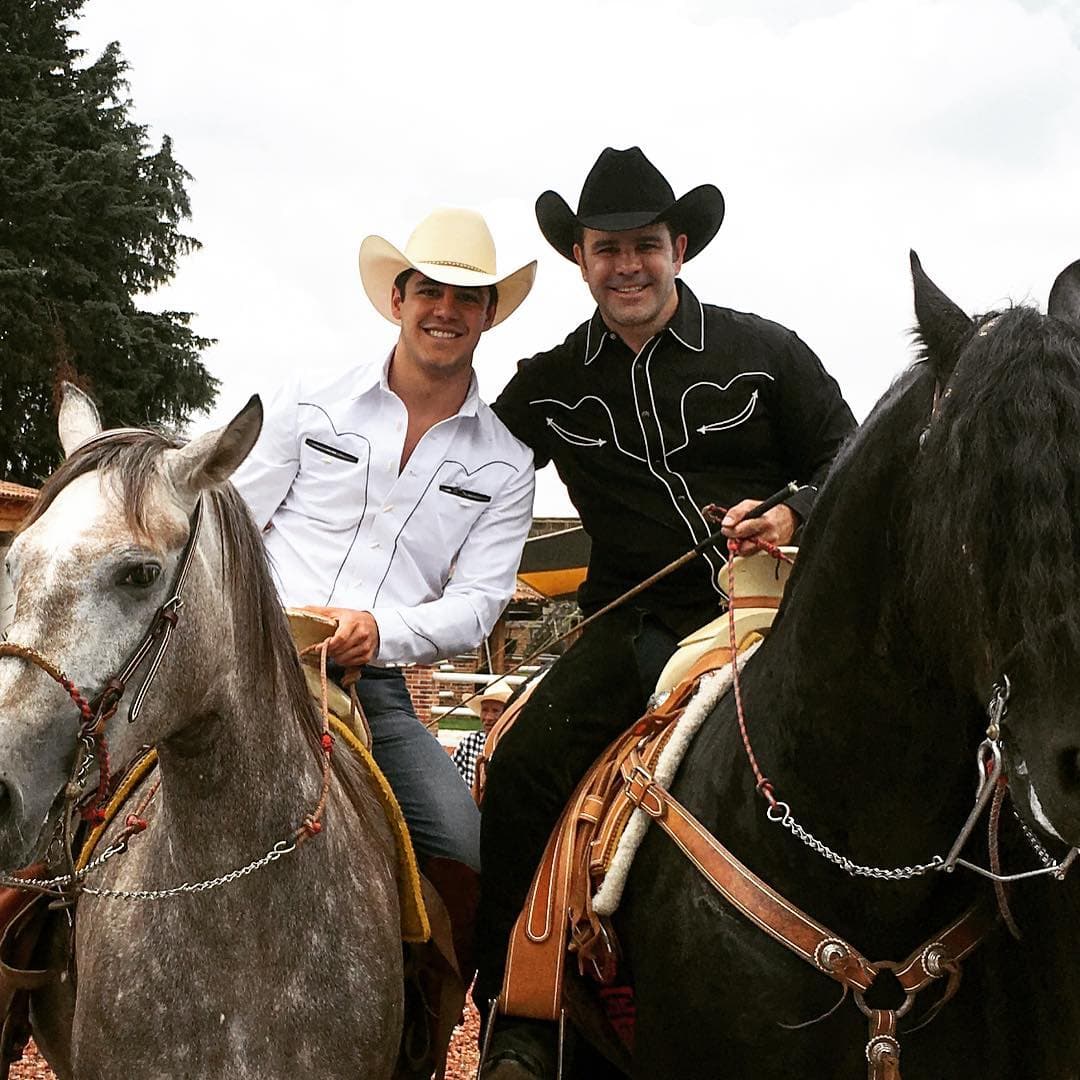 Una de tantas veces ocurrió en junio de 2017, cuando ambos aparecieron montando a caballo; en aquella ocasión, el joven le agradeció por ser tan buen guía en el marco del Día del Padre. “Gracias por siempre estar ahí para apoyarme, guiarme y ser un gran ejemplo”, precisó.
