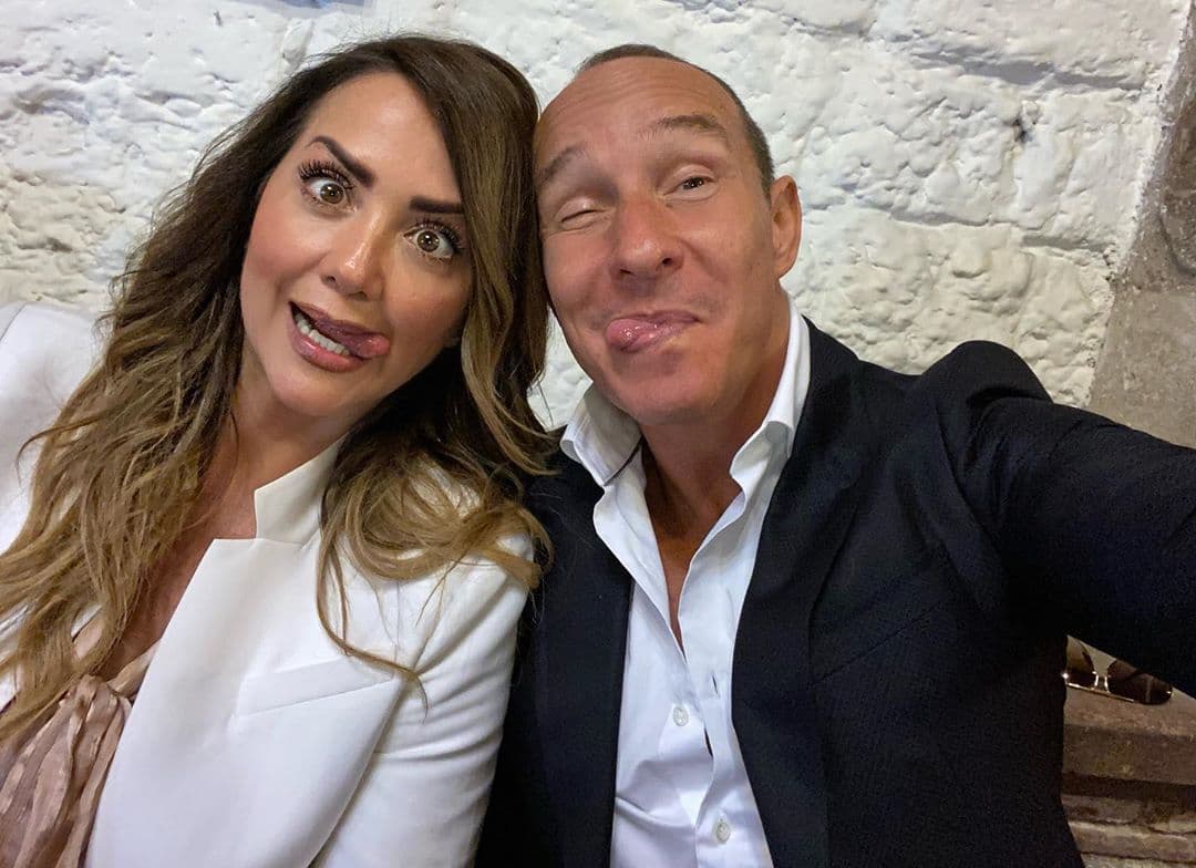 “Todo va cambiando, tuvimos también etapas largas en que no había nada, de relaciones ni hablamos y a dormir, descansar. Hay etapas que hay una infinidad de trabajo, él como músico y yo igual, de verdad deseo que sí existan esas parejas que desde se casaron y 20 años después sigan con esa pasión encendida. Pero sinceramente eso no sucede, va cambiando… Si tú le das chance a la apatía gana”, destacó.