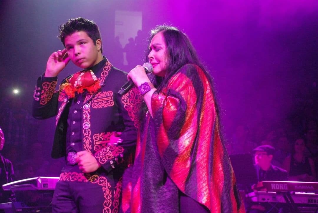 Al igual que su hermana Ángela, Leonardo Aguilar es cantante y compositor. En redes sociales, el joven recordó que tuvo la oportunidad de cantar al lado de su abuela hace algunos años.