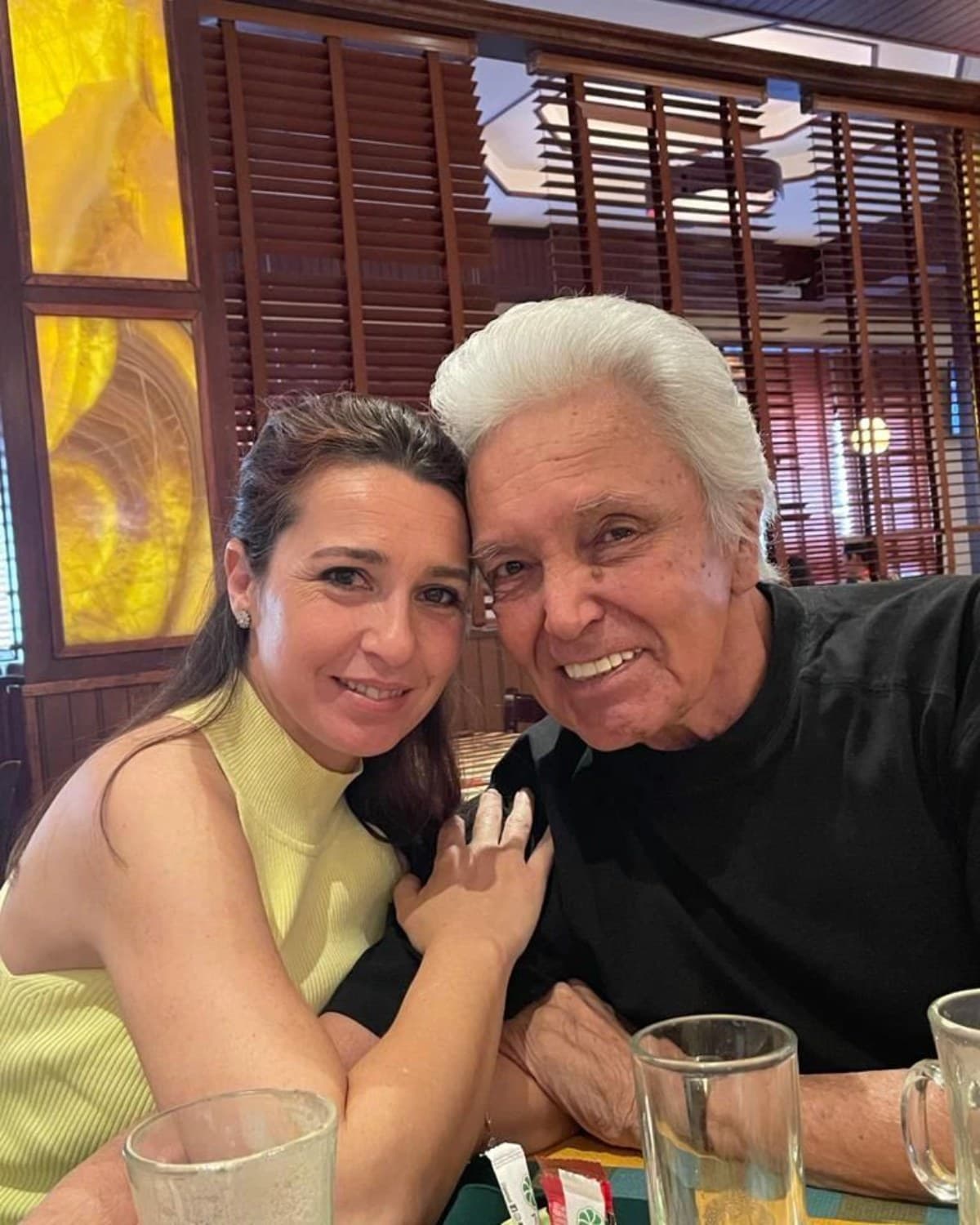 Alberto Vázquez presume su boda con su novia 45 años menor y explota ante críticas