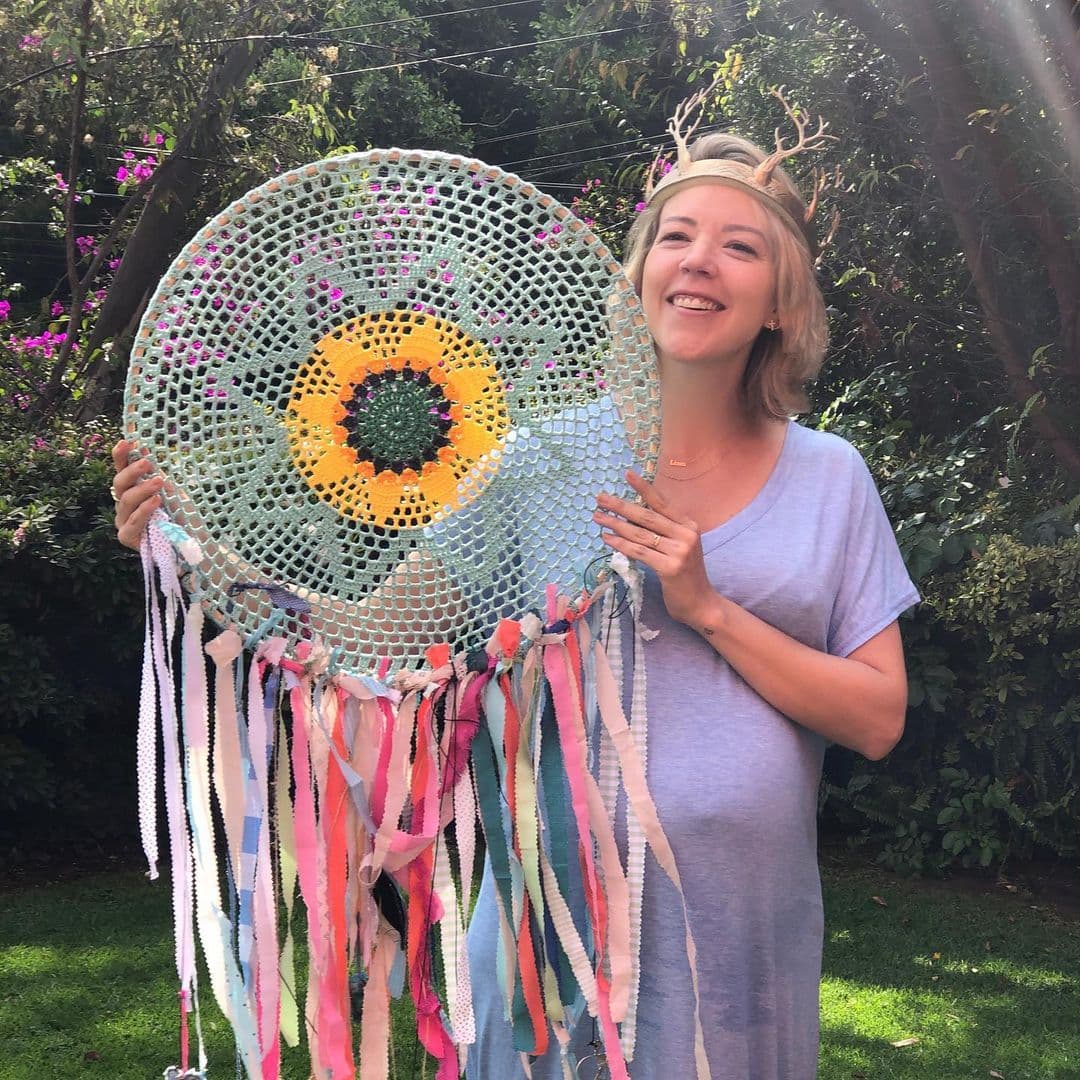 Fue a través de su cuenta oficial de Instagram que la actriz compartió un mensaje de agradecimiento para sus amigas y a la vez, compartió fotografías de su blessingway, una ceremonia espiritual con la que se celebra la futura llegada de un bebé por medio de masajes, velas y flores.