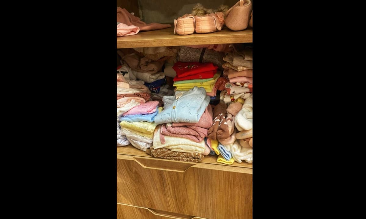 A la par de que deja ver los primeros días de vida de Emilia, Natalia Téllez dejó con la boca abierta al mostrar toda la ropita que compró y le regalaron para la bebé, en la cual abundan prendas en tonos rosas y grises.