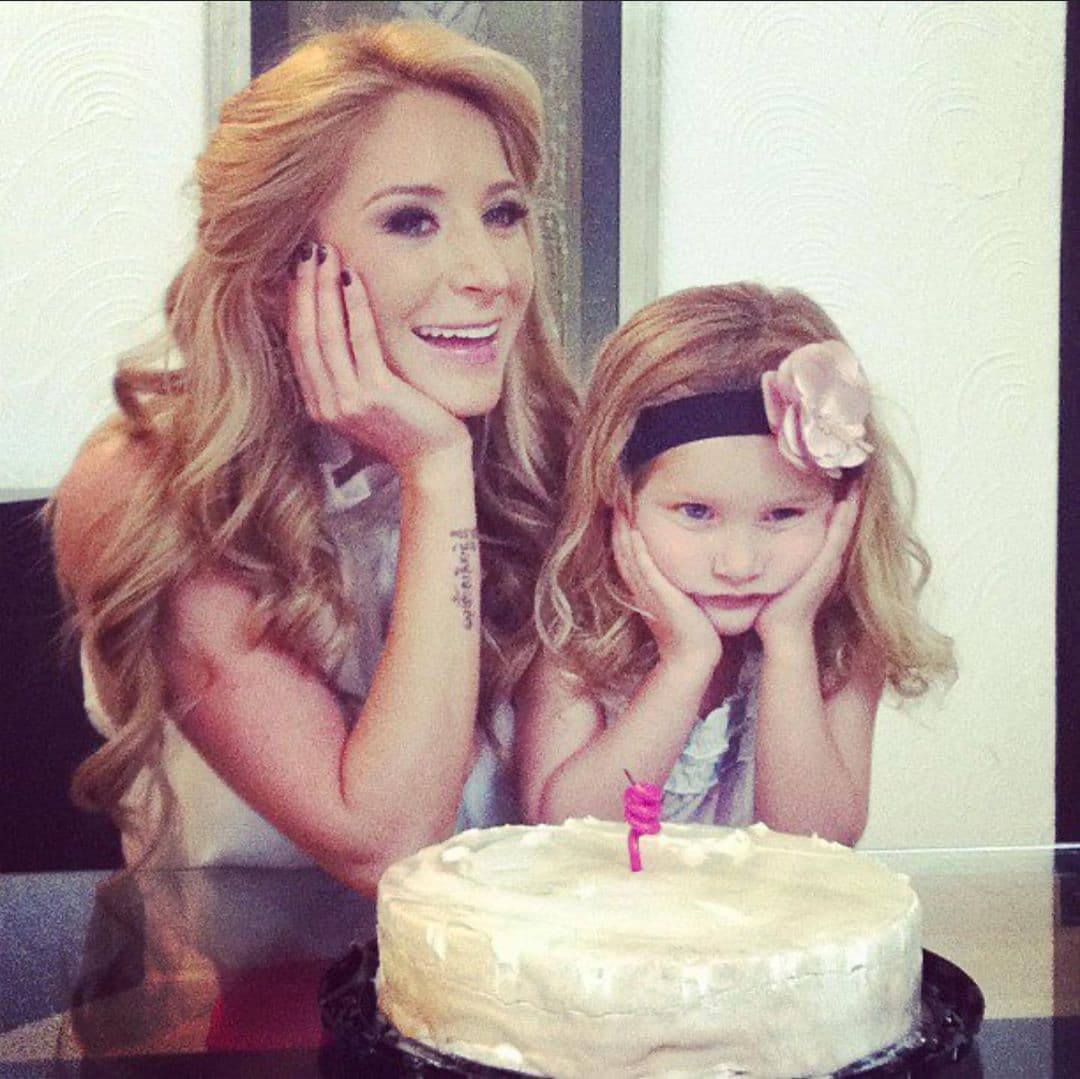 “¡Feliz cumple a la mejor mamá del mundo!!! Mamá gracias por siempre estar ahí cuando te necesito, por siempre darme los mejores consejos, por estar en mis buenos y malos momentos, por amarme tanto, por llevarme 9 meses en tu panza, por desvelarte hasta las 3:00 am para que me duerma y por último Gracias por ser mi mamá!! Te amo mami”, precisó la pequeña, de 10 años.