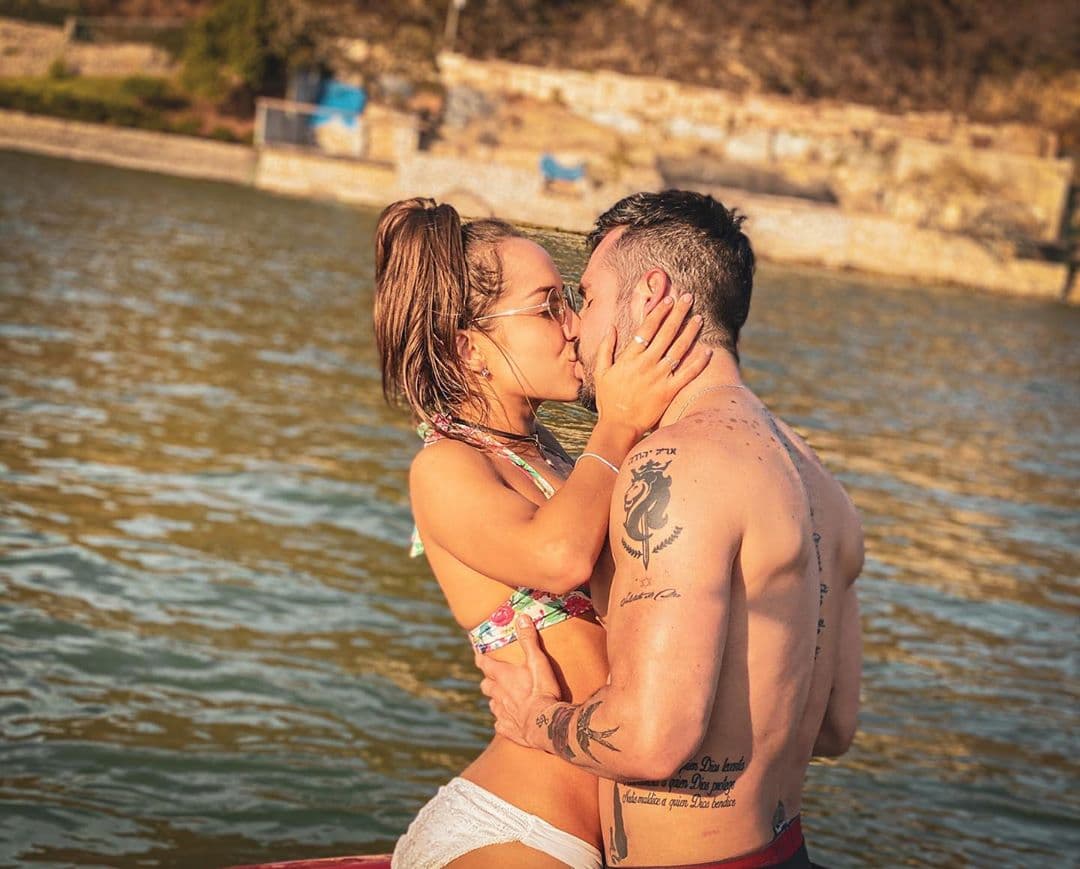 Fue hasta finales de marzo que el actor destapó públicamente el romance y aprovechó el cumpleaños de la cantante para dedicarle un emotivo mensaje: “Celebro el poder compartir este día tan especial contigo, pero ya no solo como amigos, sino ahora con un amor diferente! Un amor más fuerte! Nunca hubiera imaginado que nosotros los sobrinos 5 años después íbamos a ser novios, dicen que el hombre propone pero Dios dispone! Hoy me siento el más feliz y afortunado de que tú me hayas elegido a mí, de la forma que yo te elegí a ti”.