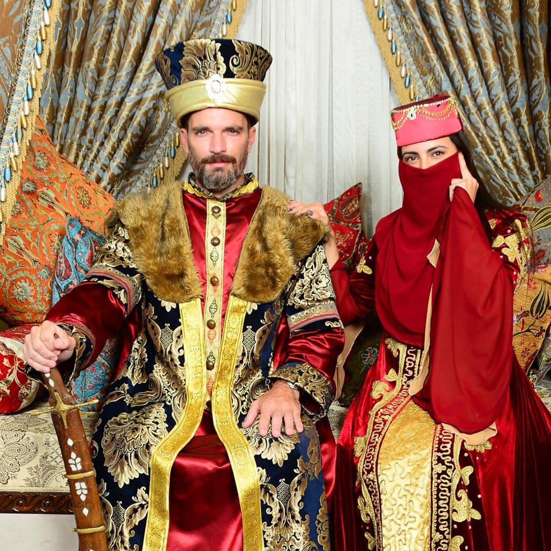 “S U L T A N E A N D O… Porque los SULTANES del siglo XVI también se querían mucho. Sultanes salgan de nuestro cuerpo”, bromeó en su publicación, que de inmediato se volvió tendencia en redes sociales y búsquedas de Internet, consiguiendo en cuestión de horas más de 64 mil ‘me gusta’.