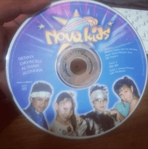 En su infancia probó suerte con la música y formó parte del grupo musical 'Novakids'.