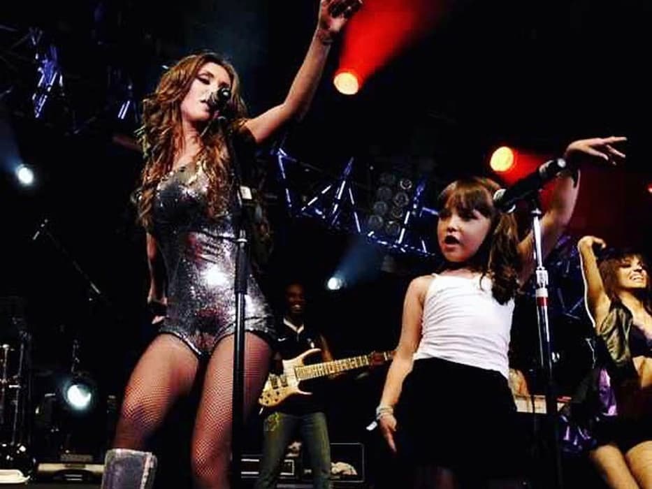 Además, con muy pocos años de edad Ana Paula acompañaba a Anahí a varias presentaciones y aunque ahora afirma que no desea seguir los pasos ni de su mamá, tía o padrastro Jorge D’Alessio, en aquellos años imitaba a la perfección a Anahí arriba del escenario.