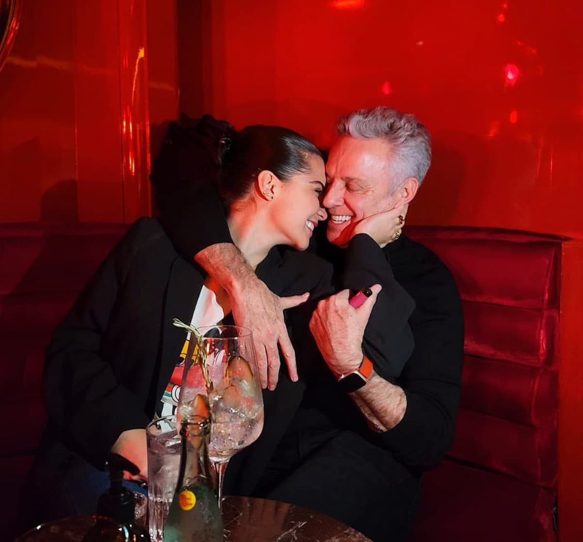 El actor vive un tórrido romance con joven 28 años menor que él.