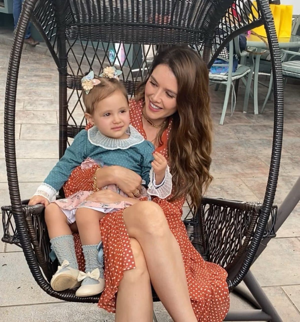 Marlene Favela presume su espectacular decoración navideña y su hija la opaca con tierno vestido