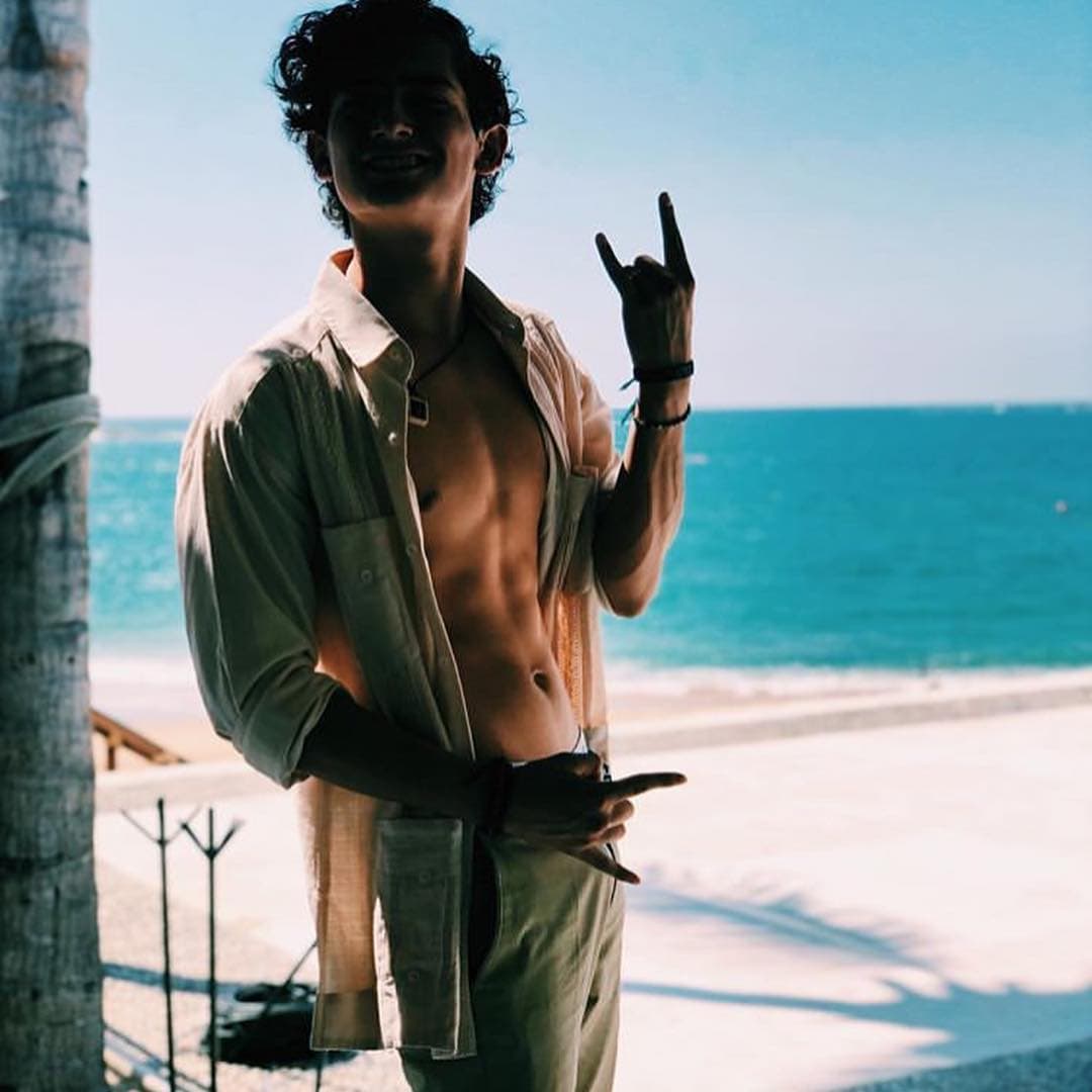 Por si fuera poco, Emilio Osorio, quien da vida a 'Aristóteles', elevó la temperatura en las redes al mostrar sus abdominales.