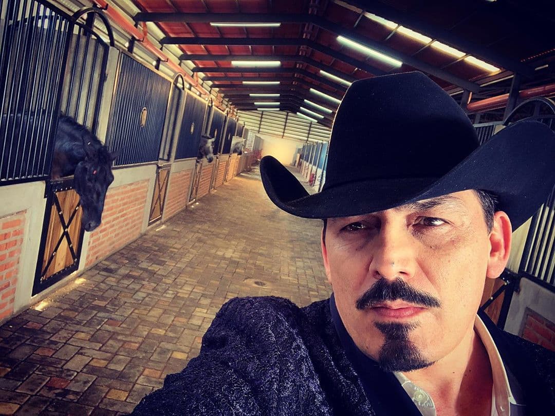 José Manuel Figueroa. El hijo mayor de Joan Sebastian continúa en activo en la música y promoviendo el legado de su padre, así como en el arte del jaripeo. Su madre es Teresa Gonzalez.