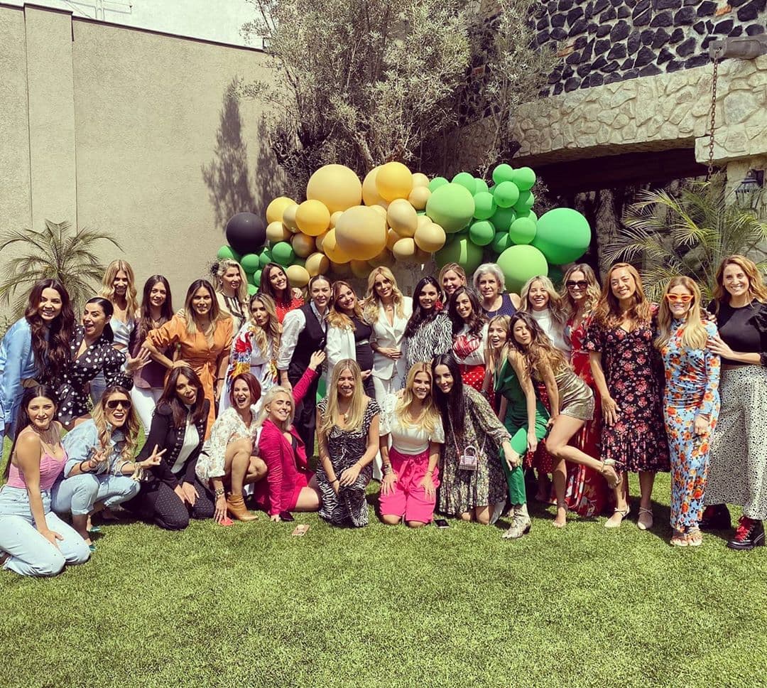 A través de su cuenta oficial de Instagram, la conductora y actriz compartió varias fotografías en las que presumió que la celebración se llevó a cabo este fin de semana y que la decoración del evento fue en tonalidades verdes y amarillas.